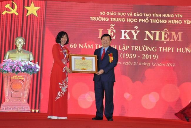 Ông Nguyễn Văn Phóng - Phó Bí thư Tỉnh ủy, Chủ tịch UBND tỉnh Hưng Yên trao Bằng khen cho Trường THPT Hưng Yên