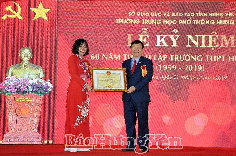 Đồng chí Chủ tịch UBND tỉnh Nguyễn Văn Phóng trao bằng khen tặng Nhà trường