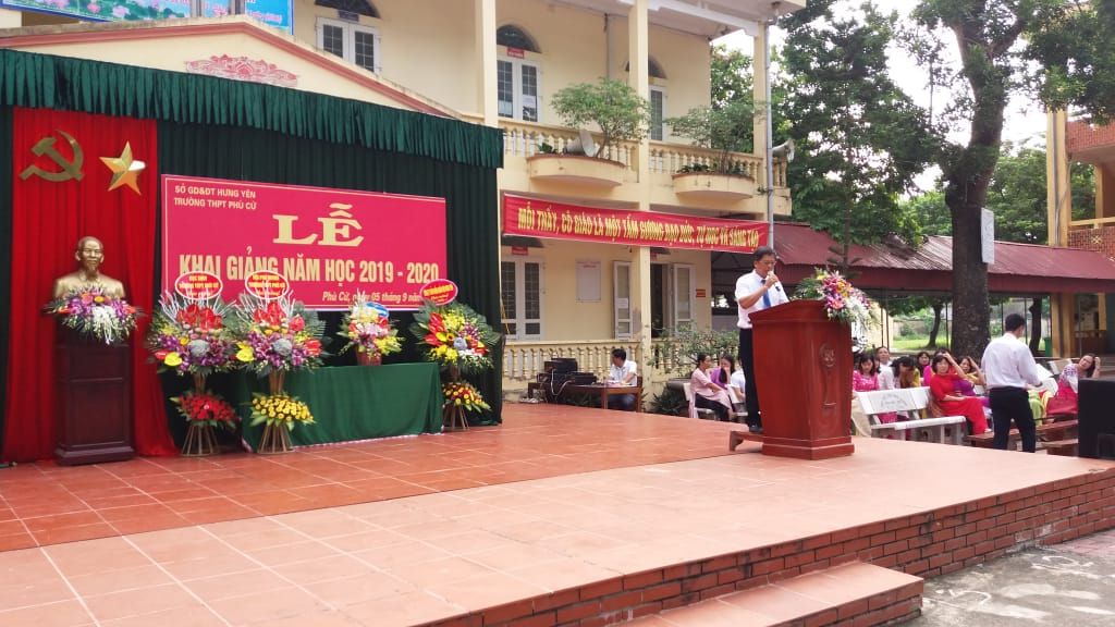 Thầy Nguyễn Văn Thuấn, hiệu trưởng, đọc diễn văn khai giảng.