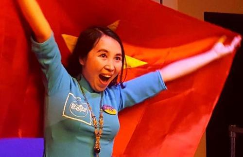 Cô Trần Thị Thuý giương cao lá cờ Việt Nam khi chiến thắng tại Diễn đàn giáo dục toàn cầu do Microsoft tổ chức tại Canada năm 2017.