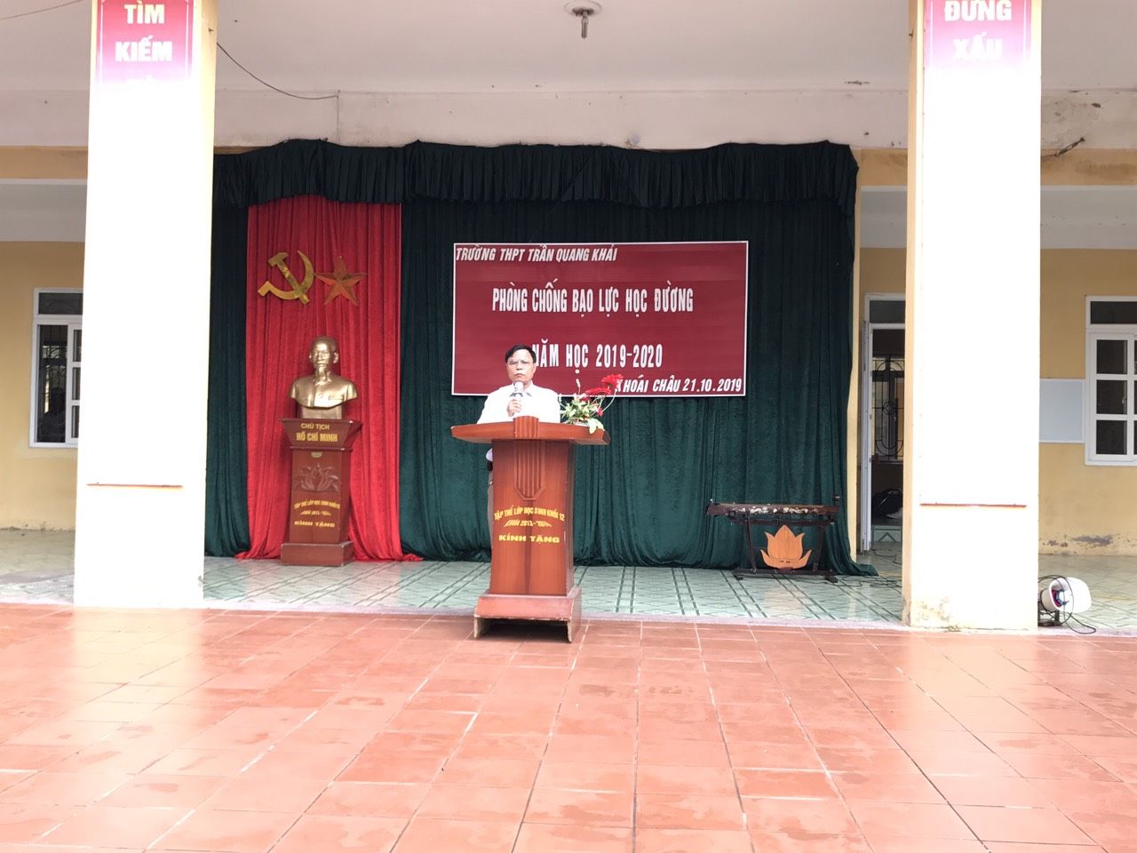 Thầy Trần Xuân Đông - Bí thư Chi bộ, Hiệu trưởng nhà trường